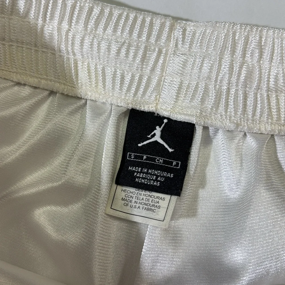 Y2K Jordan mens S Small white Cincinnati Bearcats basketball shorts EUC